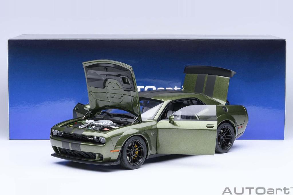 AUTOart Dodge Challenger SRT Jailbreak 2022 Black Stripe Finished Model 71761 1/18 (Metallic Green/Carbon [F8 GREEN])