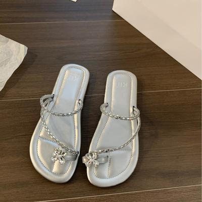 Сандалии-шлепанцы с носком, украшенные стразами, женские, для нового летнего сезона, серебристые, крутые шлепанцы