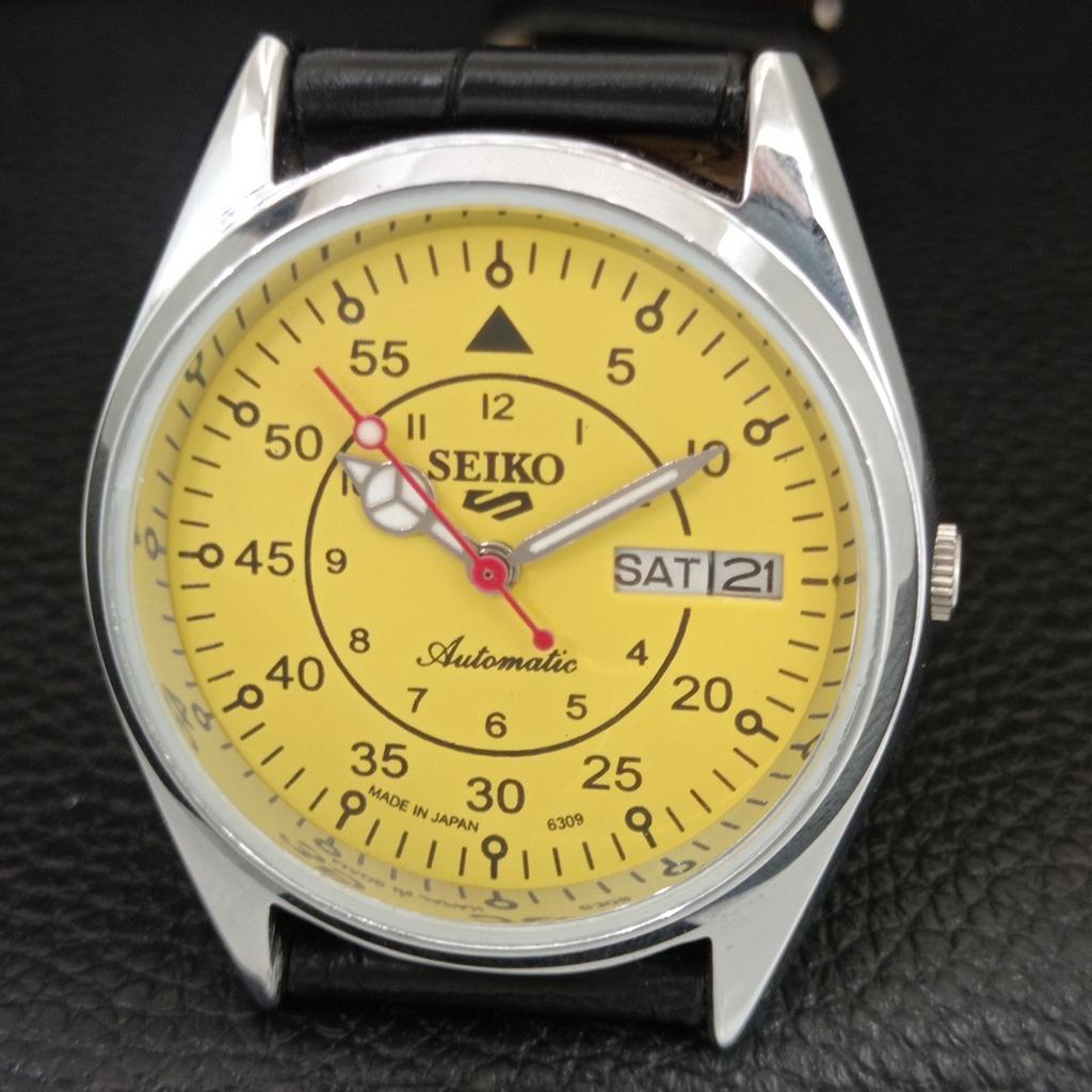 ЯПОНСКИЕ ВИНТАЖНЫЕ ОТРЕМОНТИРОВАННЫЕ МУЖСКИЕ АВТОМАТИЧЕСКИЕ ЧАСЫ SEIKO 5 С ЖЕЛТЫМ ЦИФЕРБЛАТОМ a444628-1