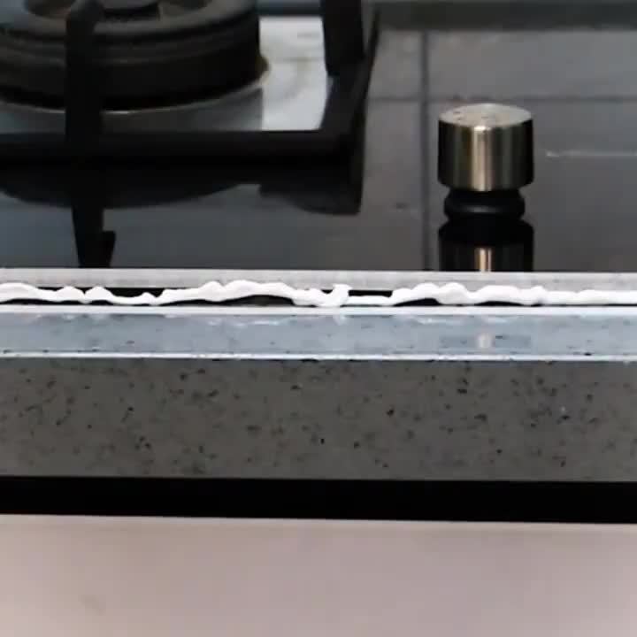 Прочный затирочный состав для бесшовной отделки, с заостренным носиком для легкого нанесения. Подходит для затирки плитки в душевых, вокруг ванн