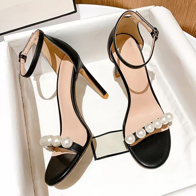 Босоножки на шпильке с ремешком на щиколотке и открытым носком, украшенные белыми жемчужинами, женские летние 2025, новые, темперамент интернет-знаменитости