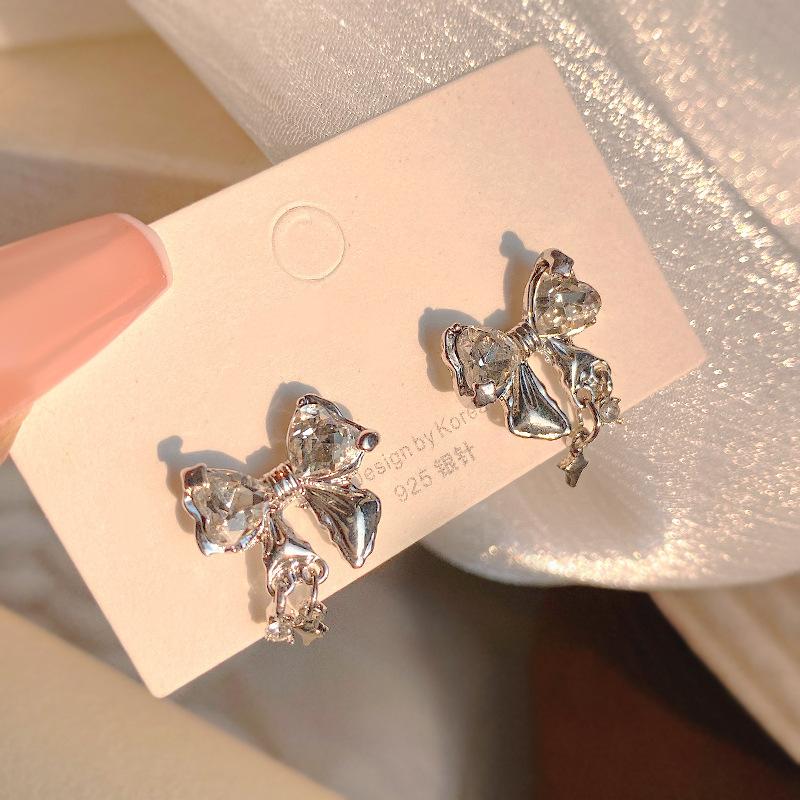 Elegant and sophisticated earrings for women, vintage niche design pearl studs, popular online trend ear accessories