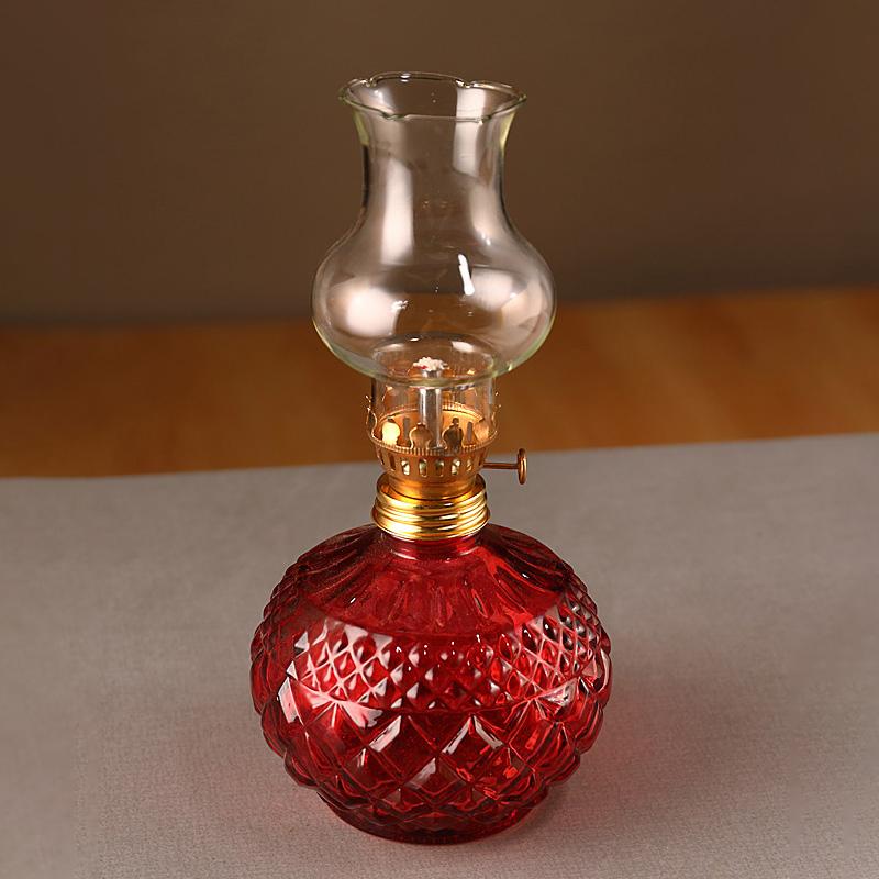 Масляная лампа перед Буддой, создающая атмосферу кемпинга. Осветительное приспособление