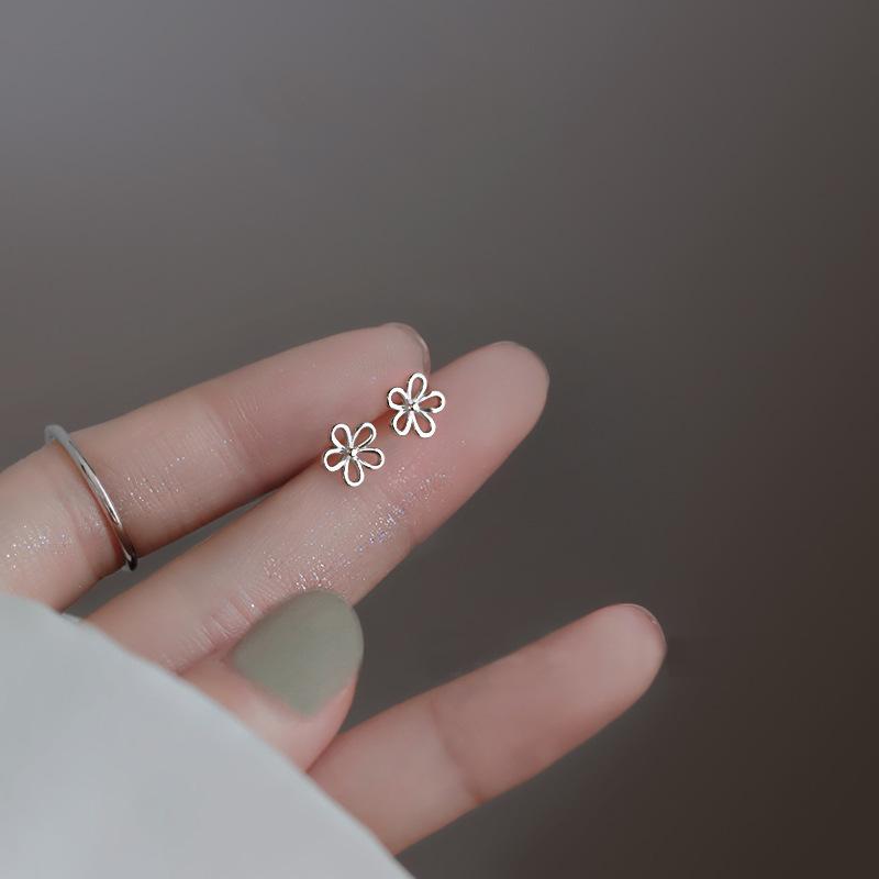 Flower Stud Earrings Female Niche Design Sense Simple Mini Ear Hole Small Flower Earrings