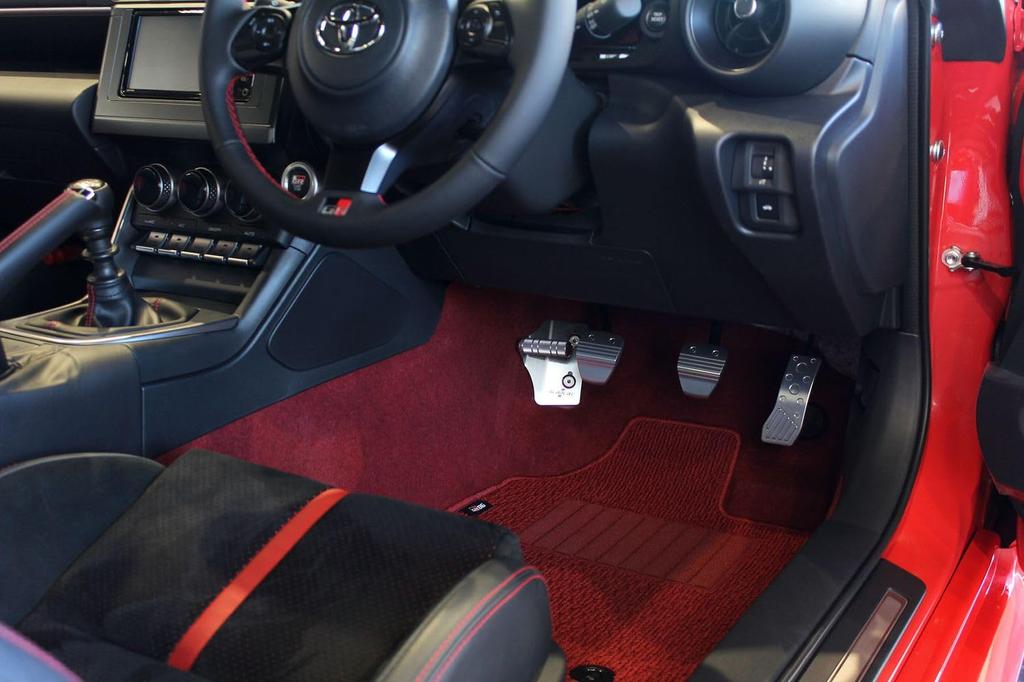 NEOPLOT Подножка NEO Регулируемая для левой ноги для автомобилей Toyota GR86 и Subaru BRZ с механической коробкой передач NP57220, Положение, 7 см, Серебристый, (ЗН8) (ЗД8)