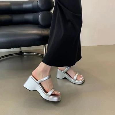 Летняя одежда модное и простое слово с танкеткой высоким каблуком сандалии толстая подошва маленький рост человека я серебряные шлепанцы женский тренд