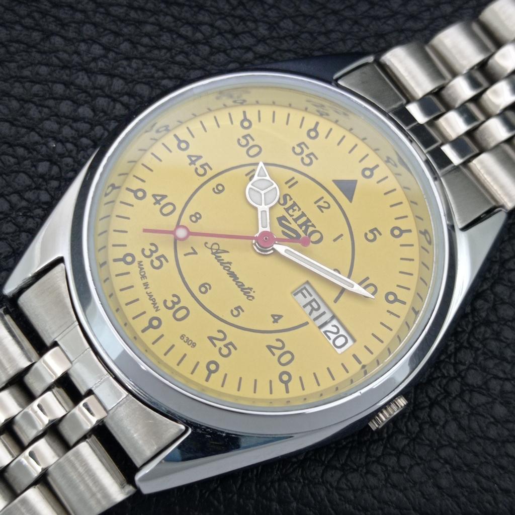 ЯПОНСКИЕ ВИНТАЖНЫЕ ОТРЕМОНТИРОВАННЫЕ МУЖСКИЕ АВТОМАТИЧЕСКИЕ ЧАСЫ SEIKO 5 С ЖЕЛТЫМ ЦИФЕРБЛАТОМ a444660-1
