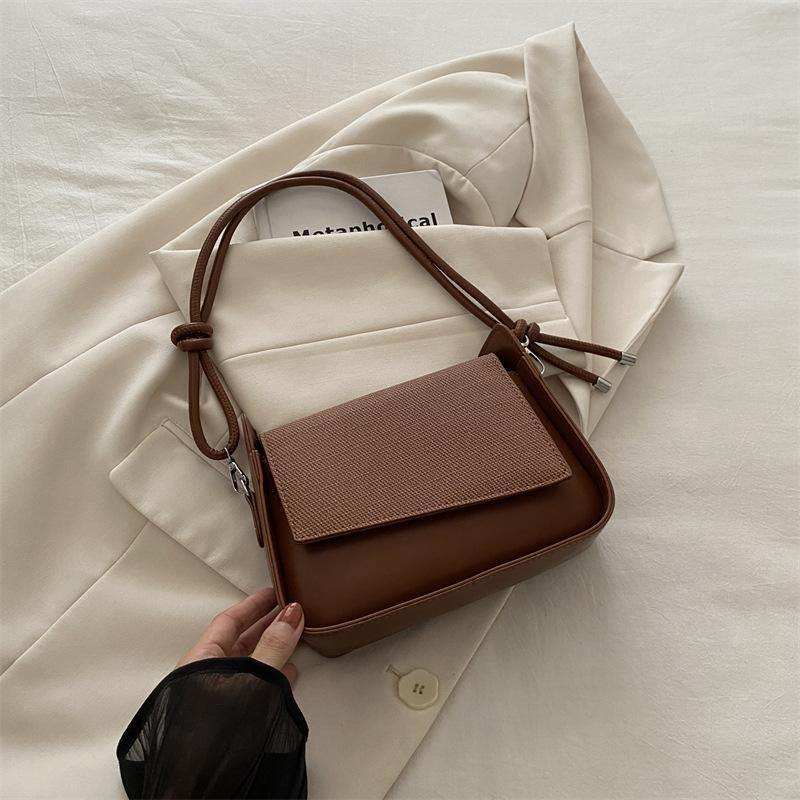 Красивая повседневная маленькая квадратная сумка, модная нишевая женская летняя новая портативная персонализированная сумка, повседневная сумка подмышку