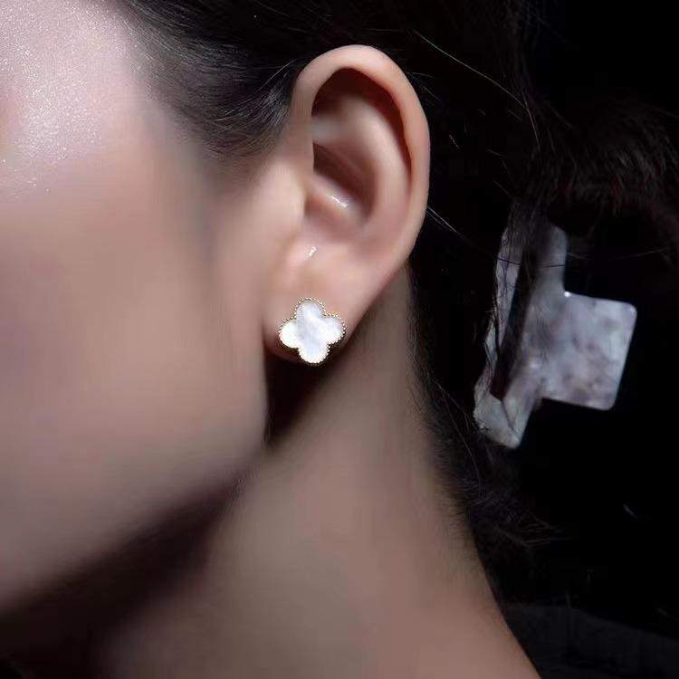 Большие серьги с четырьмя лепестками клевера, нишевый дизайн, чувство сотни со старшими, легкие, роскошные, темпераментные, простые милые серьги, женские серьги