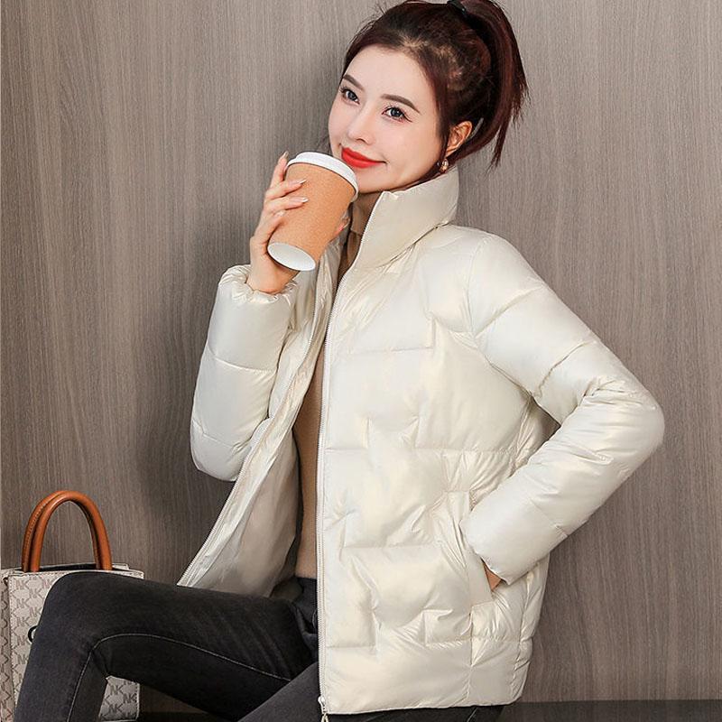 Зимняя женская хлопковая стеганая куртка. Яркое женское пальто с коротким воротником-стойкой. Утепленная пуховая хлопковая стеганая куртка для женщин.