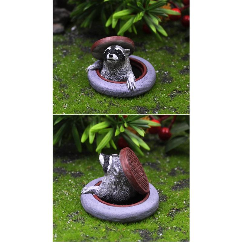 Енот под крышкой люка Украшения Творческий сад Микро-ландшафтный дизайн Патио Творческая имитация животных Украшения из смолы