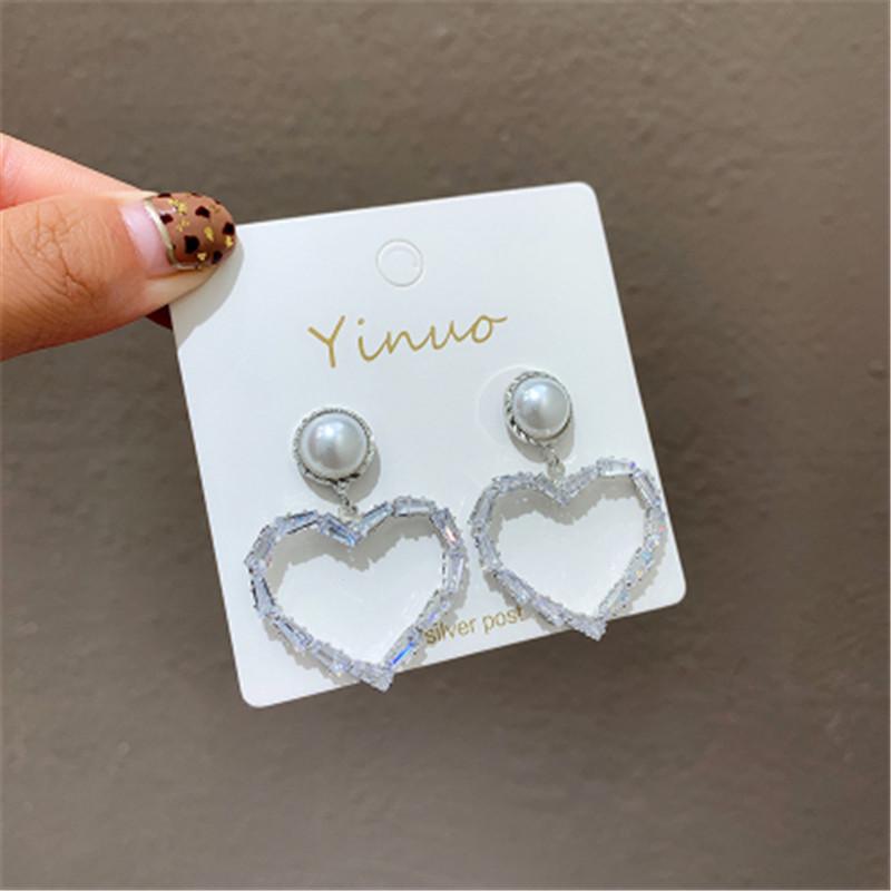 Серьги-подвески в форме сердца из серебра 925 пробы — модные, универсальные и в корейском стиле с акцентами из стразов