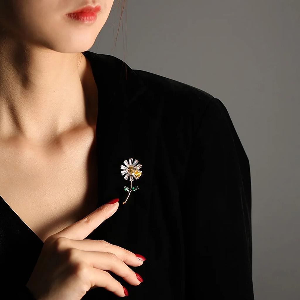 Vintage Elegant Black and White Ribbon Bow Brooch for Women Luxury Zircon Sunflower Corsage Coat Sweater Pin Woman Accessories