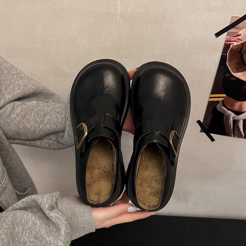 Полушлепанцы с толстой подошвой и закрытым носком для женщин, для ношения осенью 2025 года, новые модели, кожаная поверхность, круглый носок, увеличение высоты, маленькая кожа