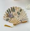 Традиционный складной веер-гармошка в стиле ракушки, портативный дизайн с декоративным элементом-кисточкой, легкий и компактный, для личного использования или в качестве подарка