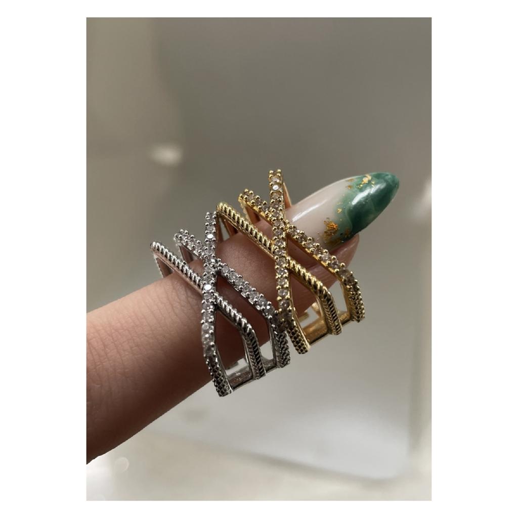 Золотое кольцо с блестящим крестиком