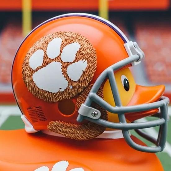 Фигурка Утки-Чемпиона по Регби Статуэтка Мультяшной Утки Играющей в Регби Скульптура Животного Украшение Декор для Дома Офиса Рабочего Стола