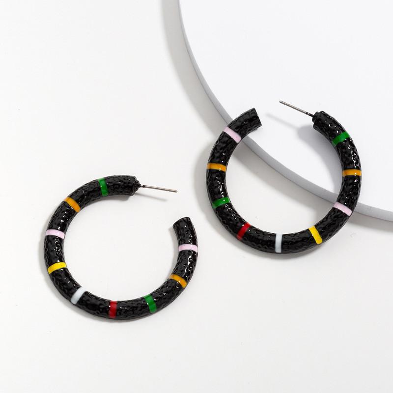 Модные геометрические серьги-кольца Осень 2021 в черном золоте и серебре