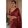 Это красивое сари элегантно украшено великолепным жаккардовым плетением, которое придает образу идеальный вид.