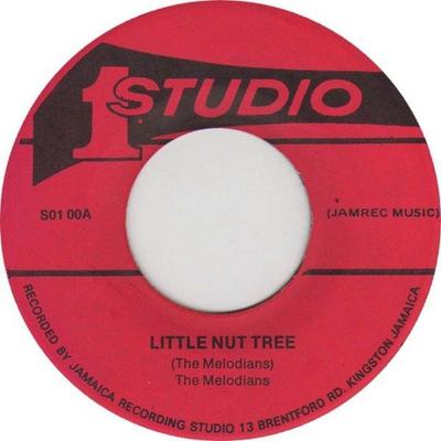 7-дюймовая пластинка MELODIANS - Little Nut Tree S0100 Studio One 1979 Ямайка Регги, Ска и Даб Б/У