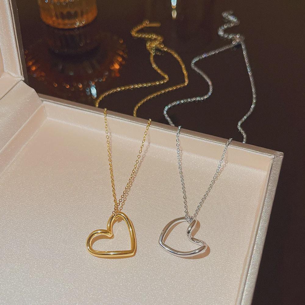 18K Gold French Love Clavicle Necklace: Elegant, Versatile, Non-Fading Stainless Steel Design for Women