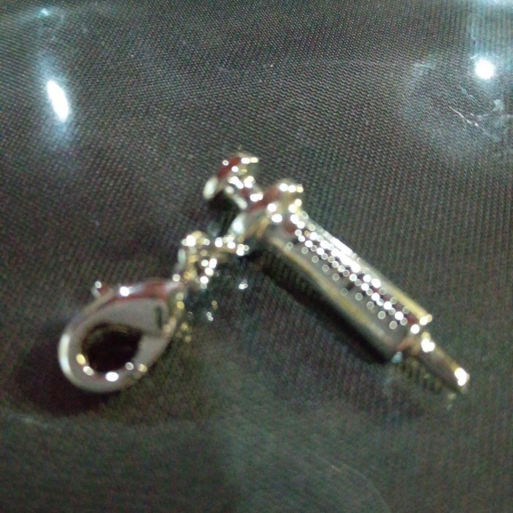 Б/у серебряный шарм Q-pot в форме шприца, примерно. 2.3cm