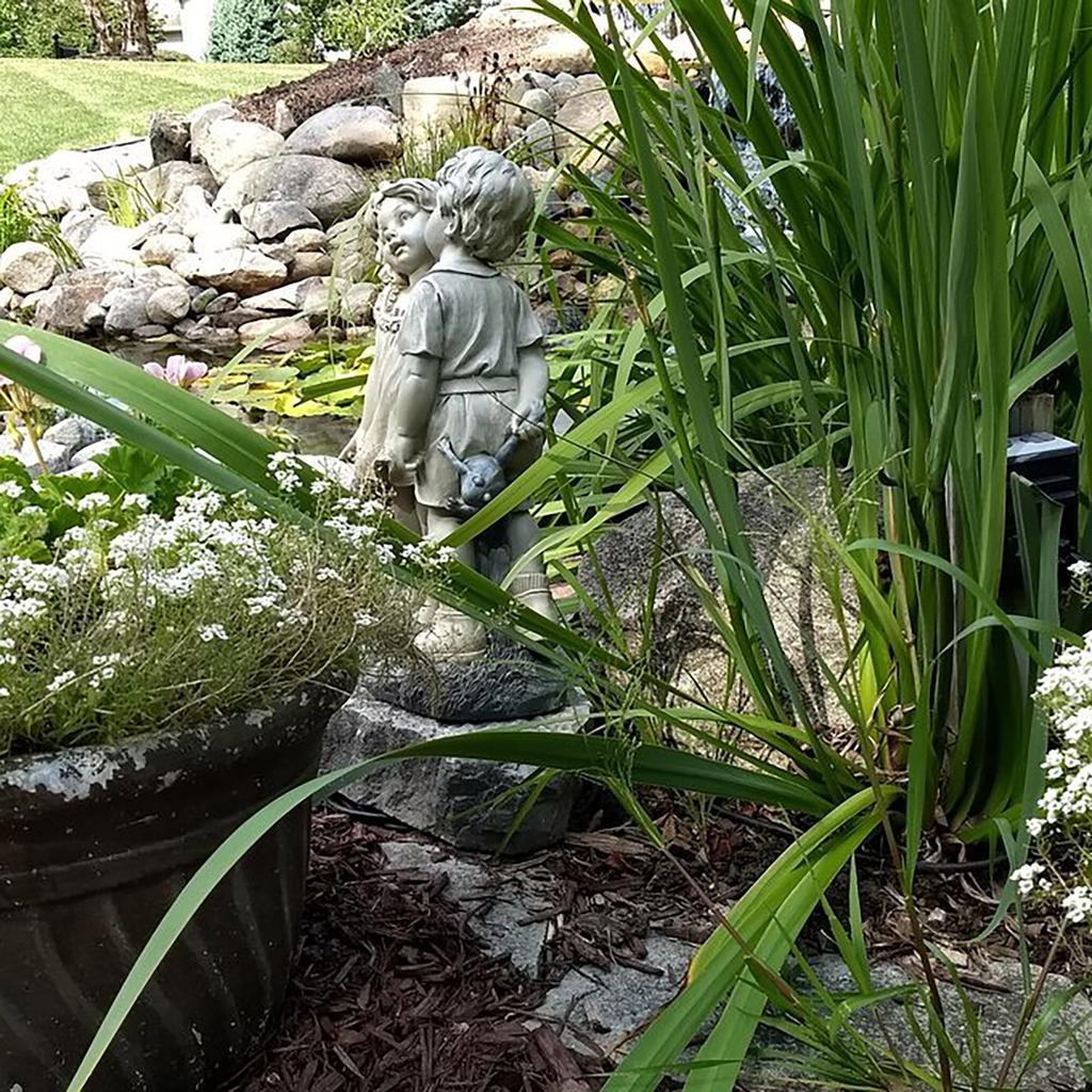 Мальчик и девочка целуют воспоминания дома статуя украшения украшения