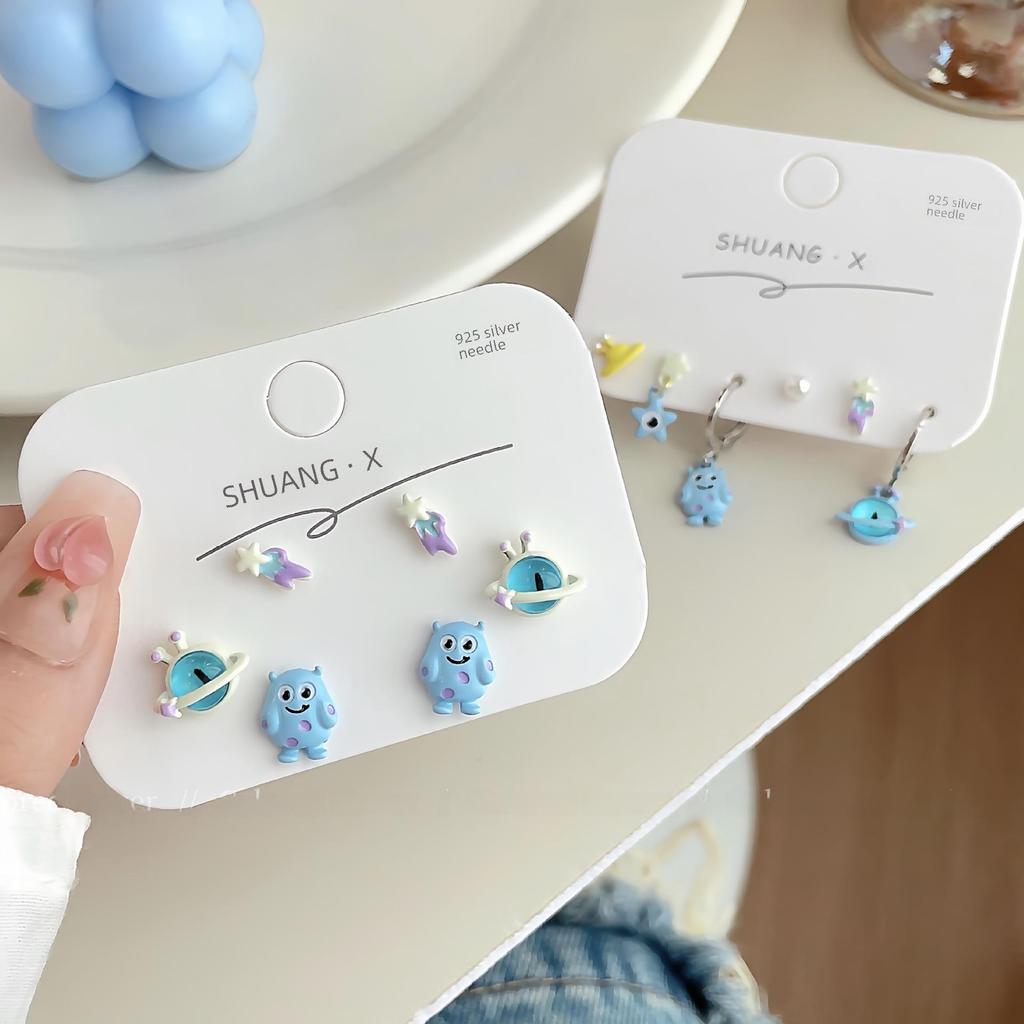 Милый комплект сережек-монстров с серебряными иглами: Асимметричный детский дизайн с изысканным камнем кошачий глаз.