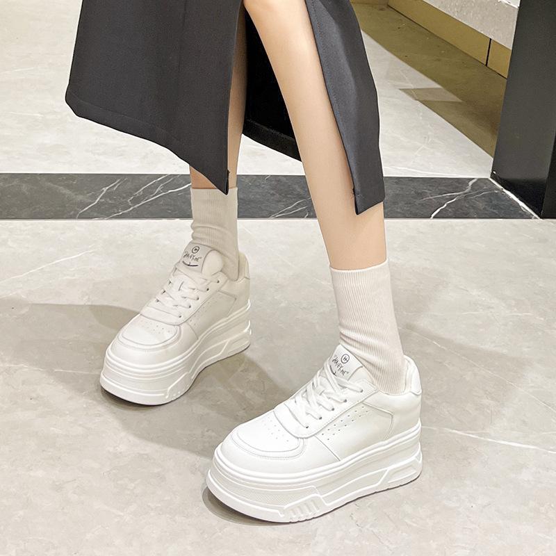 Маленькие белые туфли на толстой подошве «Бисквит», женские кожаные универсальные весенние новые повседневные дышащие кроссовки на высоком каблуке, женская обувь
