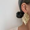 Модные женские серьги-листья с плиссировкой: Европейско-американский стиль с смелым, трехмерным дизайном