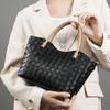 Сумка ручная весна и лето новая женская сумка модная плетеная большая вместимость простая коровья кожа плечевая портативная кожаная сумка