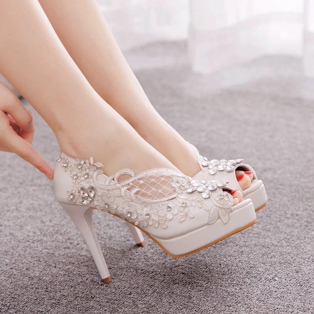 Белые кружевные сандалии, женские пикантные туфли-лодочки со стразами, роскошные свадебные туфли для невесты на высоком каблуке, банкетное платье на шпильке