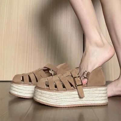 Модные женские босоножки на танкетке с пряжкой 2025 лето толстая подошва полые римские босиком удобная обувь
