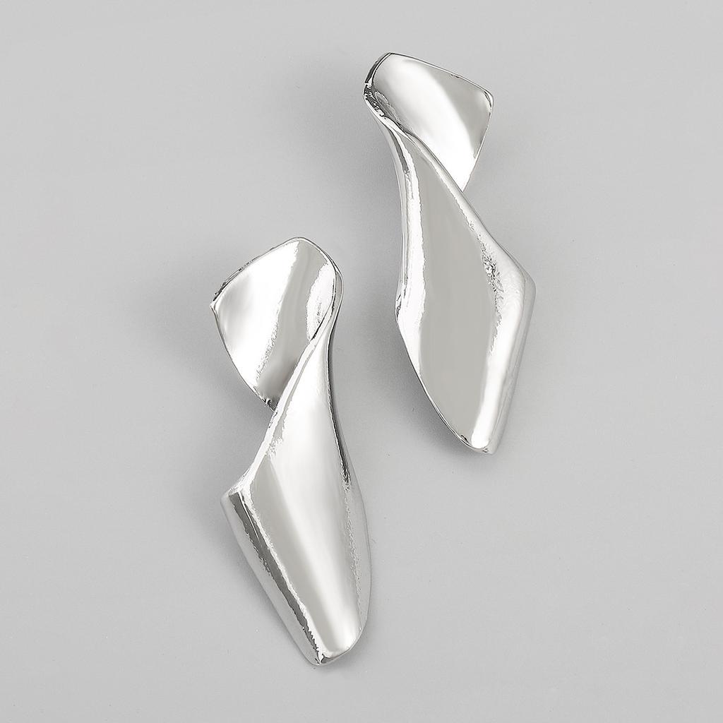 Массивные металлические серьги необычной формы с креативной текстурой и шармом