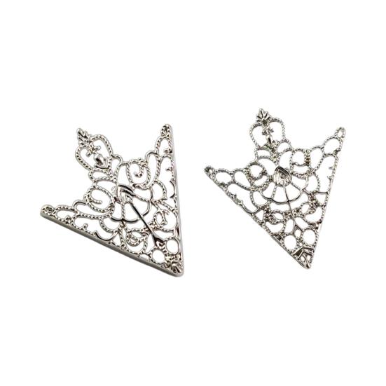 1 Pair Men Women Shirt Collar Clip Retro Hollow Pattern Palace Style Collar Buckle Brooch Neck Clip Outfit Accessories