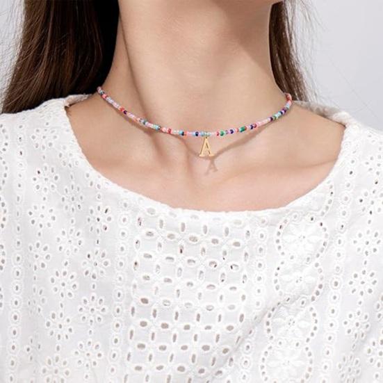 Ожерелье из бисера Красочные бусины в богемном стиле Кулон с алфавитом Регулируемая длина из нержавеющей стали для женщин и девочек Персонализированное начальное колье-колье
