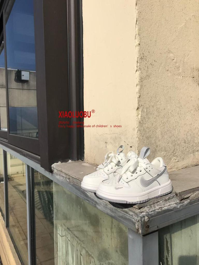 Белые спортивные туфли для детей, весна 2026: Модные, Повседневные, Универсальные Кроссовки для Мальчиков, Девочек и Совместного Ношения Родителями и Детьми.