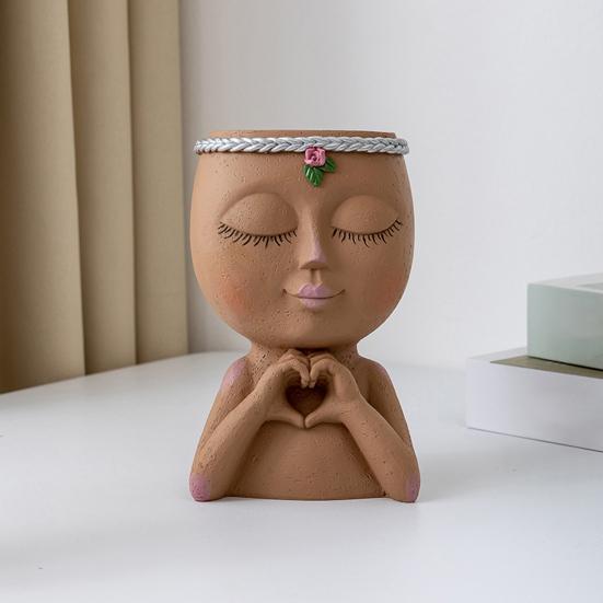 Суккулентный горшок Маленькая девочка с закрытыми глазами и жестом сердца Отверстие для дренажа Лицо