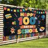 Веселый фон для 100-го дня в школе, Яркая сцена с классной доской, школьными принадлежностями и гирляндами, Праздничное украшение стены класса
