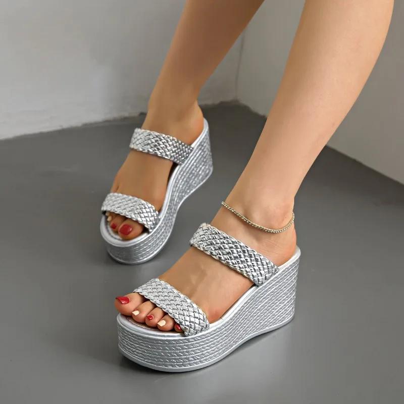 Мода 2025 Женские шлепанцы на танкетке, летние удобные повседневные сандалии, модные мягкие массивные слайды для улицы, обувь больших размеров для леди