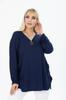 Женская блузка большого размера. Темно-синяя блузка с длинным рукавом на молнии и воротником.