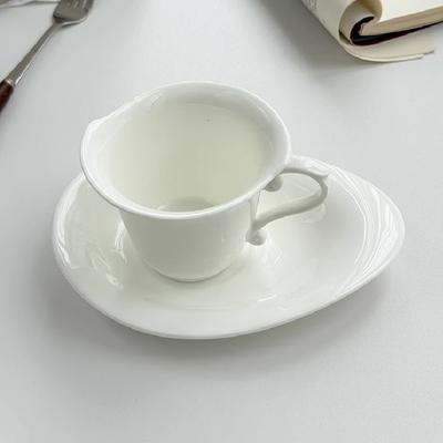 Необычная керамическая кружка и блюдце, французская роскошная чашка для кофе эспрессо, набор из белой керамики для послеобеденного чая и блюдца