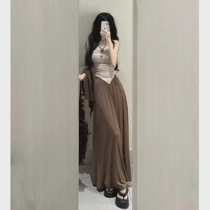 Женский костюм-тройка: Стиль Pure Desire осень 2025 года — кардиган с длинными рукавами, жилет на подтяжках и широкие брюки.