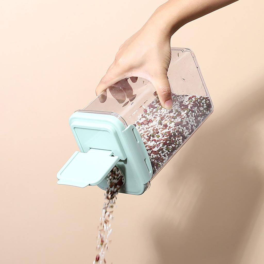 Контейнеры для хранения продуктов питания для организации кухни. Пластиковые контейнеры для круп с легкими запирающимися крышками для организации и хранения кухонной кладовой.