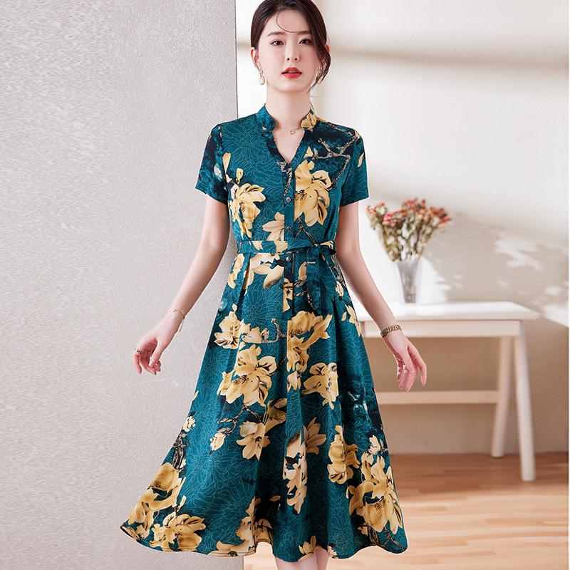 Летнее платье с цветочным принтом больших размеров - короткий рукав, подчеркнутая талия, тонкий фасон