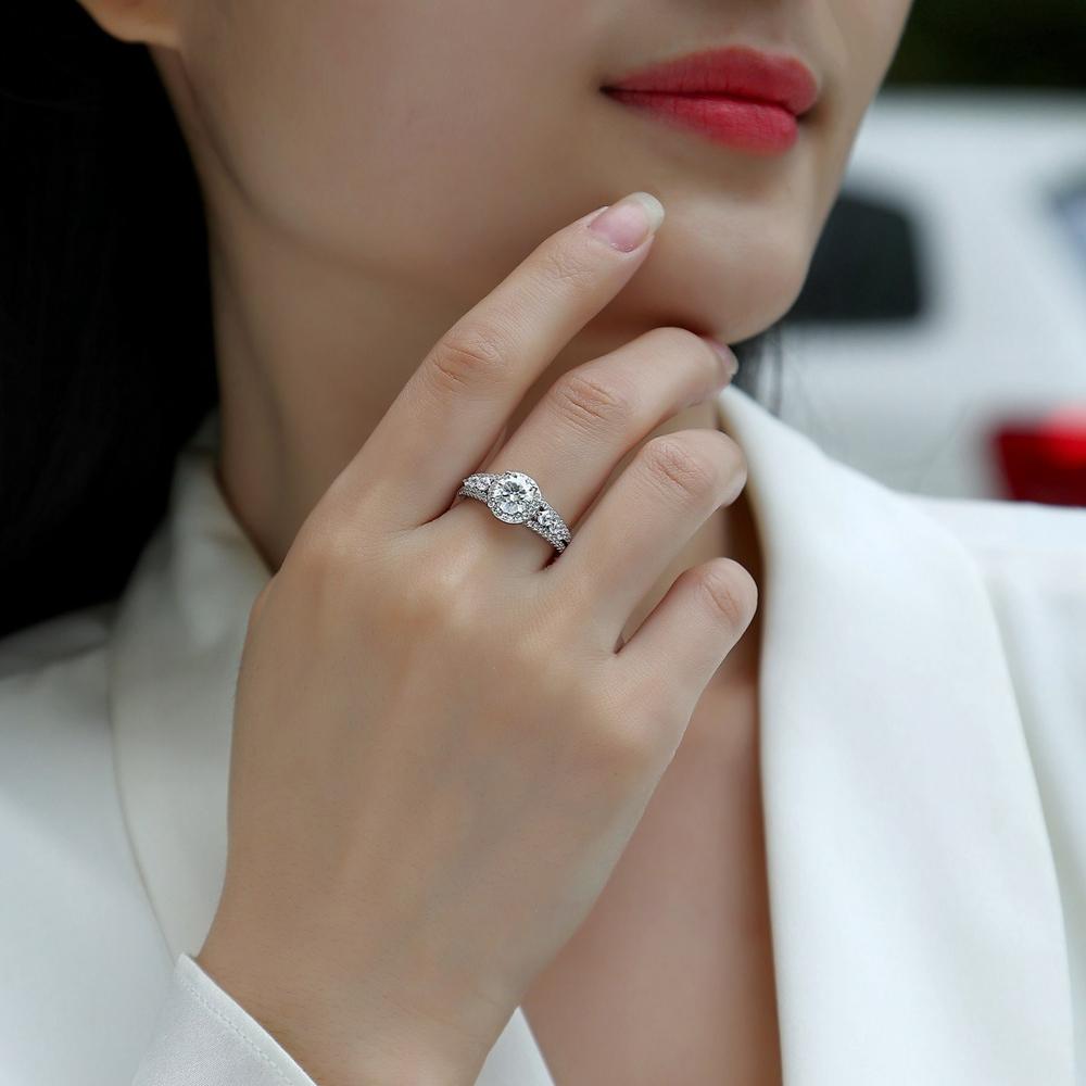 Vinregem Elegant 100% 925 Sterling Silver Sparkling Round Cut 6.5 MM 1CT 3EX VVS1 D Color Real Moissanite Diamonds Ring Wedding Engagement Jewelry