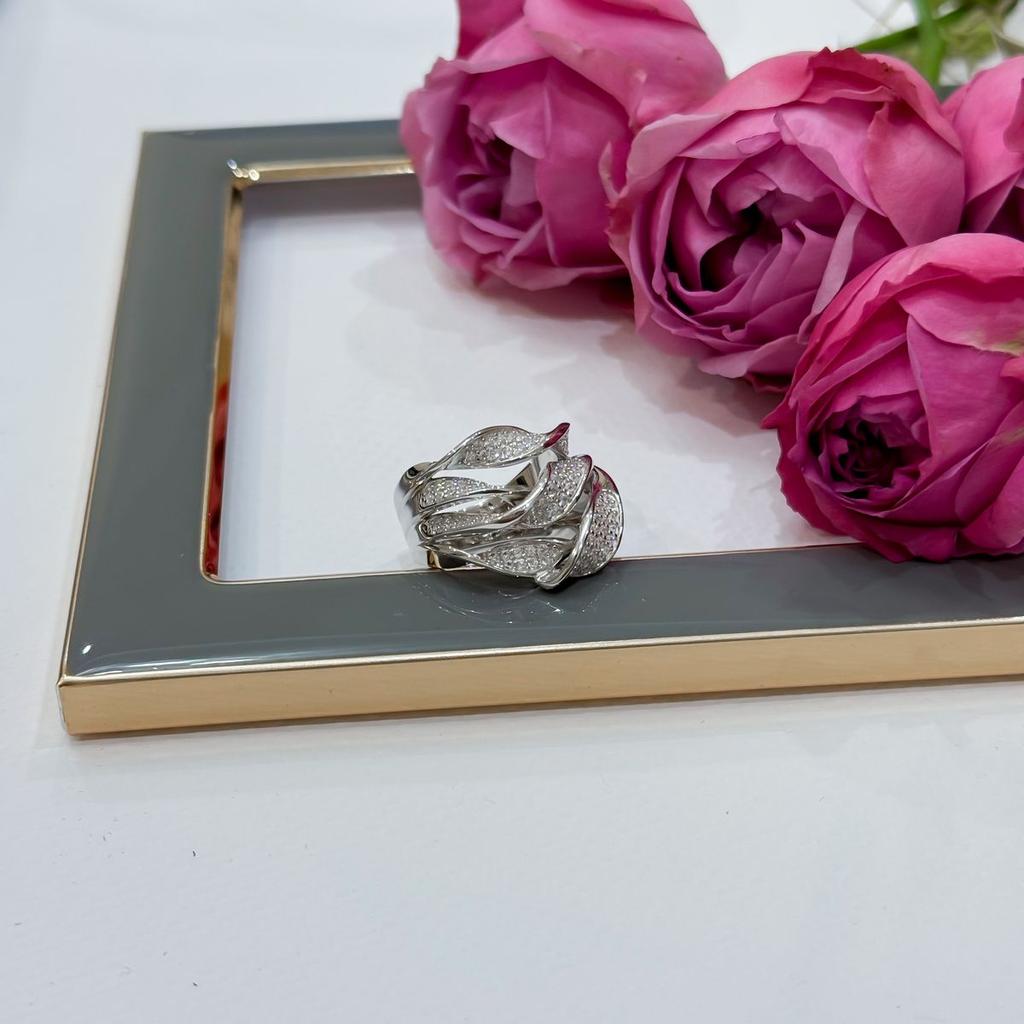 Серебряное кольцо с фианитами, емаллю, вес изделия 9,85 гр (2175254)