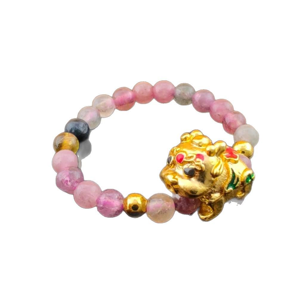 Кольцо на удачу с натуральным кристаллом турмалина в виде кошачьей лапки и эластичным бисерным ободком