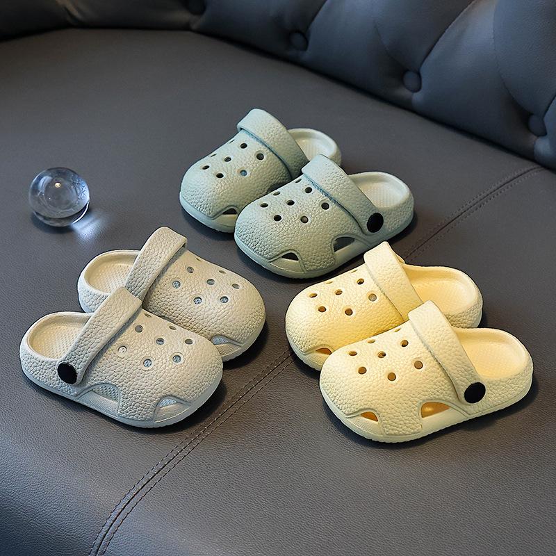 Хиты продаж 2026 года Crocs для детей - Нескользящие слипоны для дома и улицы, Закрытая обувь для мальчиков и девочек