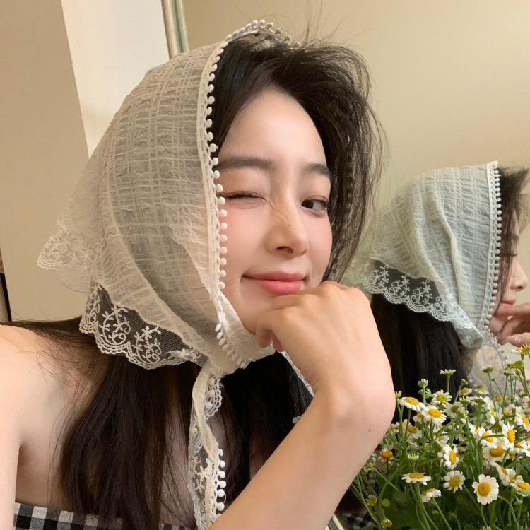 Бежевый треугольный шарф с французским кружевом и цветочным узором - универсальная повязка для волос или декоративная лента для сумки